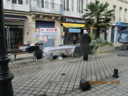 Triste et seul sous la pluie, c'est Phiphi !